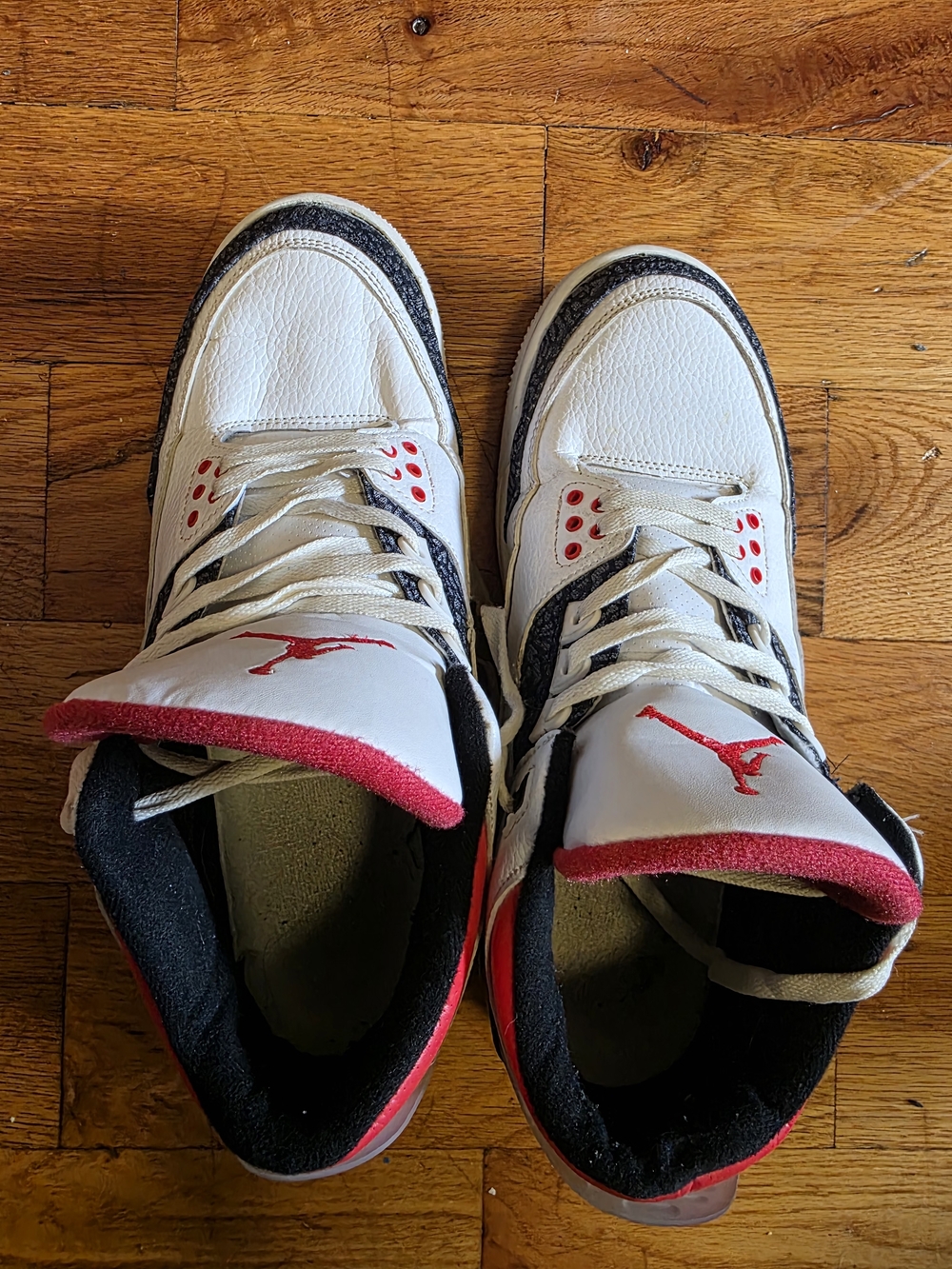 Jordan Men’s White/Red/Black Retro Sneakers - Picture 9 of 9